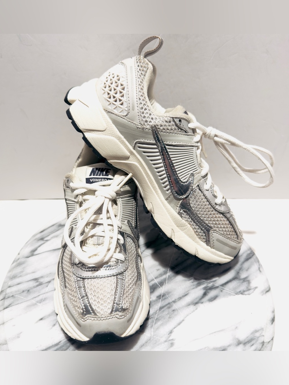 Nike Vomero 5 Photon Dust/Chrome/Gridiron/Sail IR4587-001 Size 4Y